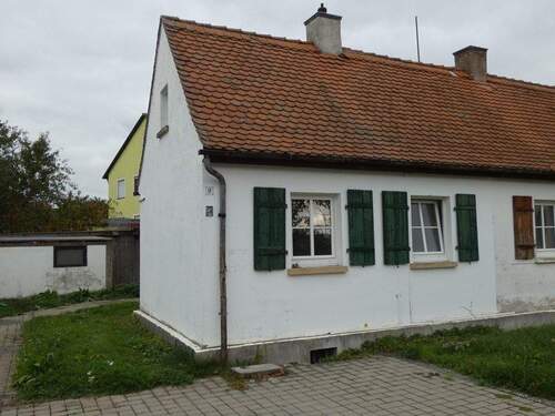 Aussenansicht - Studenten aufgepasst: Appartment ( EG links ) - ab sofort