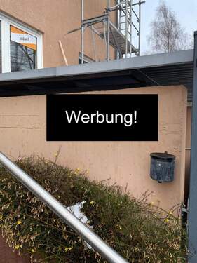 Werbeschild vor Hauseingang - 