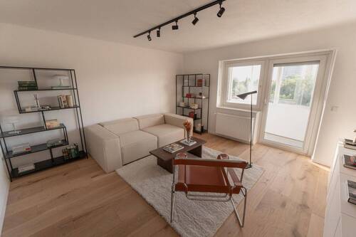 Wohnzimmer - WOHNEN AM LECH: HOCHWERTIG SANIERTE 4-ZIMMER WOHNUNG IN AUGSBURG