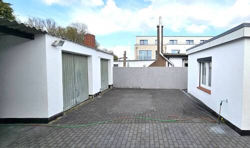 Hinterhof mit Garagen - 