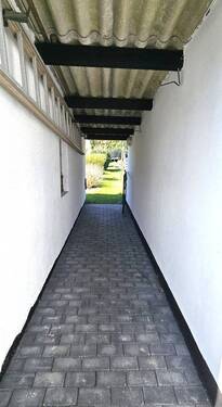 Gang zwischen Garagen in den Garten - 