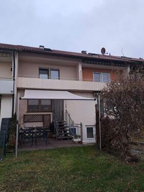Garten mit Sonnensegel - Reihenmittelhaus mit 146,00 m² in Kirchheim unter Teck zum Kaufen