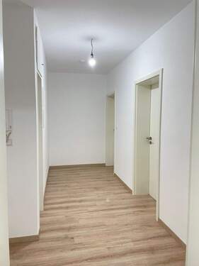 Flur - Hunde Willkommen!!! Ein Paradies für Zwei- und Vierbeiner - 2 Zimmer, Balkon und Garage