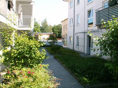 Anliegerweg zum Hauseingang - Etagenwohnung mit 55,00 m&sup2; in Dresden zum Kaufen