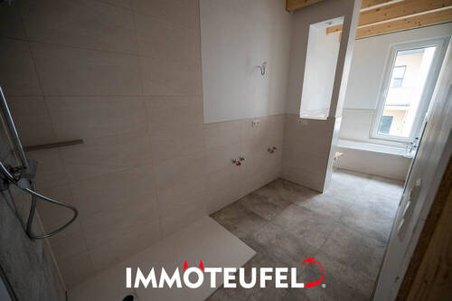Bad mit Dusche und Wanne - 