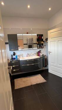 Badezimmer mit großer Dusche und getrenntem WC - 