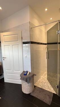 Badezimmer mit großer Dusche - 