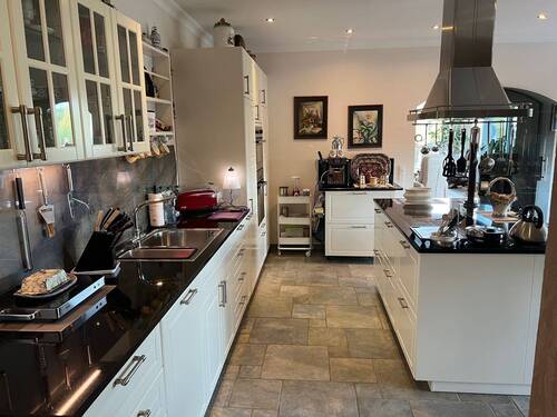 Küche mit Marmordekor Arbeitsplatten und Rückwand - 