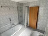 Bad mit Dusche und Wanne - 