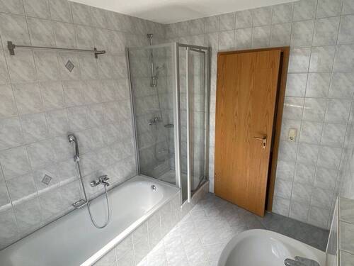 Bad mit Dusche und Wanne - 