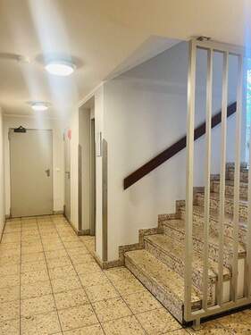 Treppenhaus EG Garagentür - 