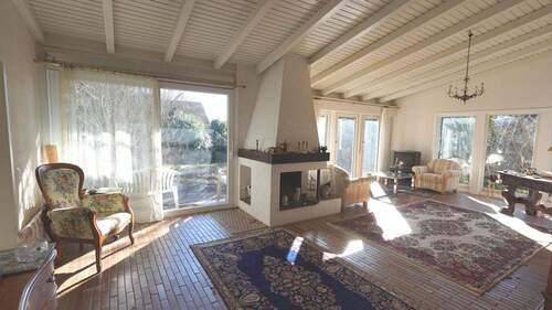 Großer Wohnbereich mit Kamin und Zugang Garten - Terrasse - 5 Zimmer Bungalow zum Kaufen in Salem