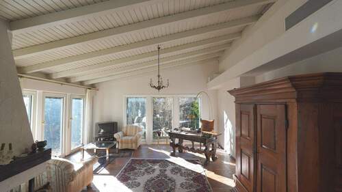 Großer Wohnbereich mit Kamin und Zugang Garten - Terrasse - 5 Zimmer Bungalow in Salem