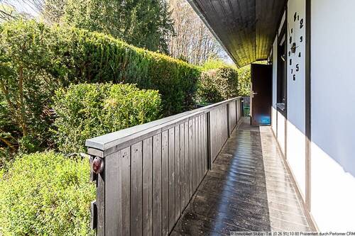 links neben dem Haus - 