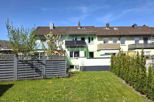 Gartenansicht - Attraktives Reihenhaus mit ausgebautem Dachgeschoss und Vollkeller in Springe!