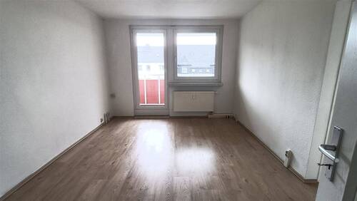 3 Wohnen 1 - Helle 3-Zi. mit Balkon, Wanne & Laminat in ruhiger Lage!