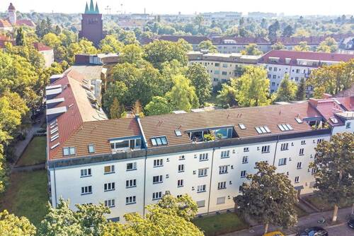 Drohnensicht - 4 Zimmer bezugsfreie, renovierte Dachgeschosswohnung in Schmargendorf mit Dachterrasse