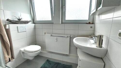 tagesbelichtetes Duschbad - 