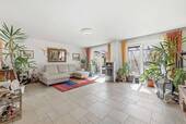 Wohnzimmer mit Zugang zur Terrasse - 