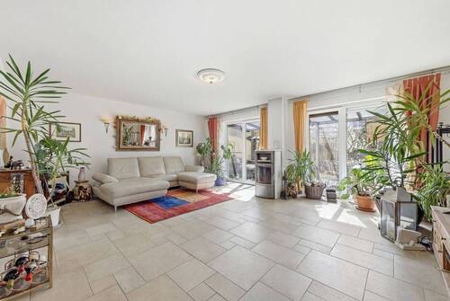 Wohnzimmer mit Zugang zur Terrasse - 