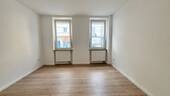 Wohnzimmer.jpg - St. Peter ! Helle kernsanierte 2-Zi.-Altbau-Whg. 47 m², Laminat, ohne Balkon, 3.OG ohne Aufzug
