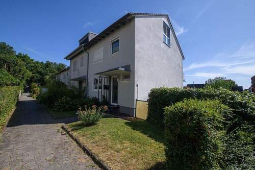 Frontseite mit Vorgarten - Schönes, helles Reihenendhaus Top Lage Wiesbaden-Sonnenberg
