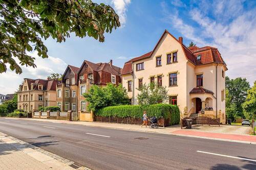 Zufahrt zum Grundstück über Vorderhaus - Grundstück zum Kaufen in Radeberg
