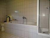 Bad mit Wanne, Dusche und WC - 
