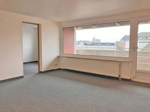 Wohnraum mit Blick zum großen Balkon - 2 Zimmer Etagenwohnung in Westerland