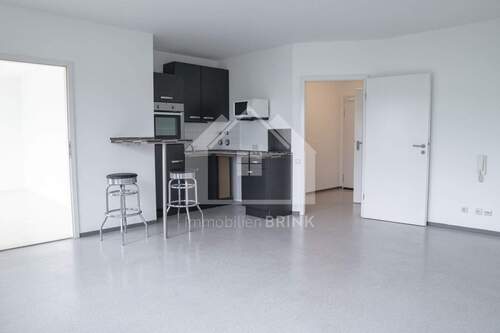 Wohnzimmer mit kleiner Küche - 