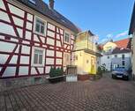 Hofbereich mit Fachwerkhaus und Zugang zum MFH - 1 Zimmer Mehrfamilienhaus, Wohnhaus zum Kaufen in Bad Vilbel
