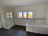 Badezimmer mit Dusche und Wanne - 