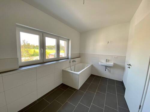 Badezimmer mit Dusche und Wanne - 