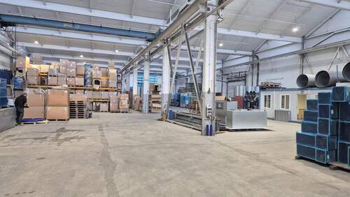 Halle Innen mit Krananlage - 