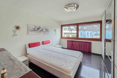 Schlafzimmer(1) - 2 Zimmer Einfamilienhaus zum Kaufen in Köln