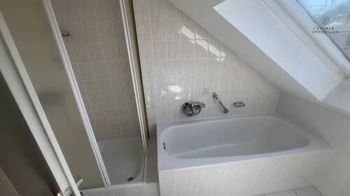Dusche und Badewanne - 