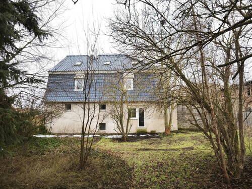 Straßenansicht - Herrschaftliches EFH im Grünen von Bernburg ohne Denkmalschutz, San.-Bedarf