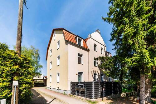 Hausvorderansicht - Attraktive, frei werdende, 4-Zimmer-Wohnung im 1.OG mit Balkon & Stellplatz