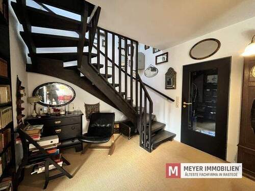 Diele mit Treppenaufgang - 