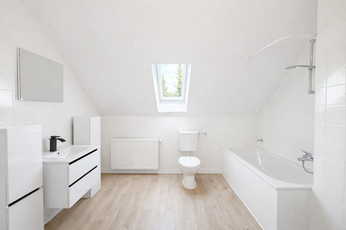 Badezimmer mit Wanne und Fenster - 