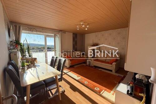 Wohnzimmer mit Zugang zum Balkon - 