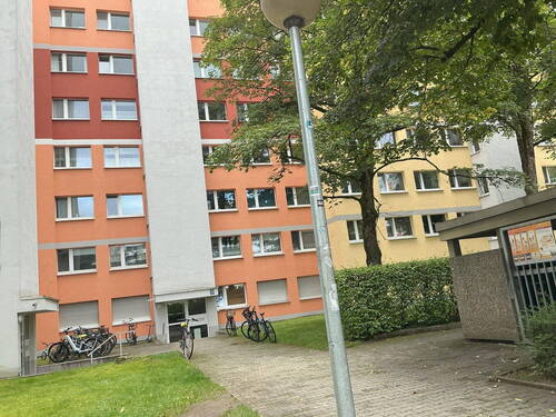 Hauseingang - Privatverkauf ohne Maklerprovision: 2,5-Zimmer-Wohnung mit Süd-Loggia in Perlach