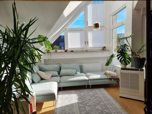 Wohnzimmer - 3-Zimmer Dachgeschosswohnung mit Loft-Flair in Heilbronn-Horkheim ohne Makler-Gebühr