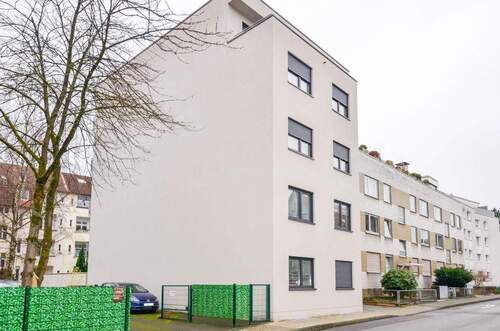 Hausansicht_seitlich_01 - Erdgeschoss-Neubauwohnung * 4 Zimmer * 2 Bäder * Stellplatz * Terrasse