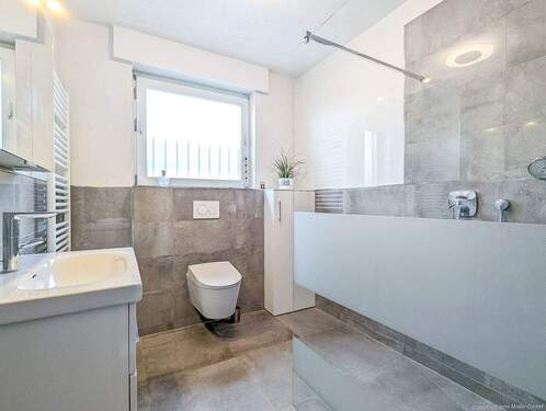 Modernes Tageslichtbad mit bodengleicher XL-Dusche - Bungalow mit 129,00 m&sup2; in Hamm zum Kaufen