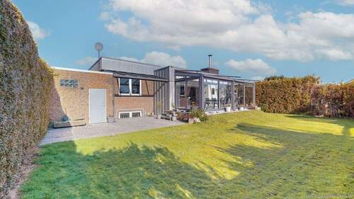 Rückansicht mit Zugang zur Garage, Wintergarten und Gartenansicht - Kaufgrundstück! - 