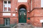 Hauseingang - Vermietetes Investment: Großzügige Gründerzeit-Wohnung im beliebten Friedenau + nahe Schloßstraße