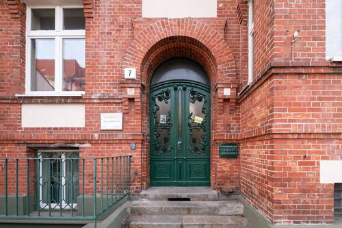 Hauseingang - Vermietetes Investment: Großzügige Gründerzeit-Wohnung im beliebten Friedenau + nahe Schloßstraße