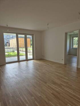 Wohnbereich zur Terasse - Berlin Lichterfelde 3-Zi-Neubau 2025 76?m² A+: 8,8 kWhm2a Privatgarten Nobilia-Küche,