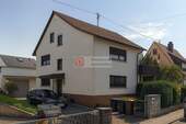 Hausansicht - Top!! Mehrfamilienhaus 3 Wohneinheiten, 2 Garagen & wohnähnlichem Gartenhaus